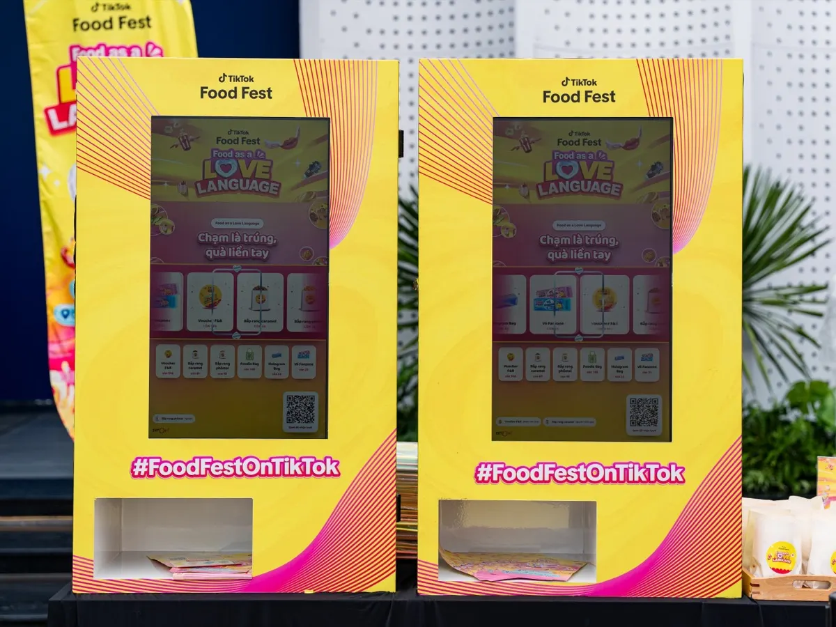 Hai máy phát mẫu tại TikTok Food Fest 2026