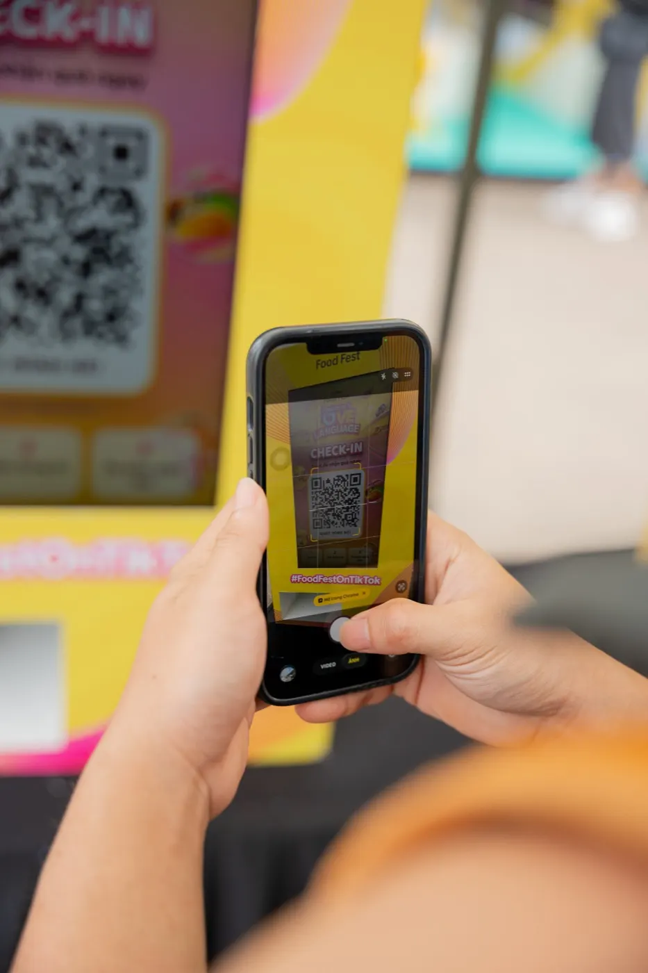 Quét QR trên máy để xác thực và nhận mẫu